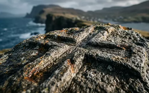 Extreme Makroaufnahme eines Materialdetails am Wahrzeichen Mykene in Mykines Griechenland, taktile Struktur und weiches Seitenlicht - Foto: THN
