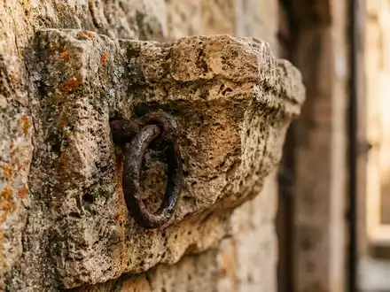 Extreme Makroaufnahme eines Materialdetails am Wahrzeichen Turme von San Gimignano in San Gimignano Italien, taktile - Foto: THN