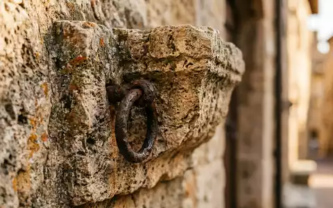 Extreme Makroaufnahme eines Materialdetails am Wahrzeichen Turme von San Gimignano in San Gimignano Italien, taktile - Foto: THN