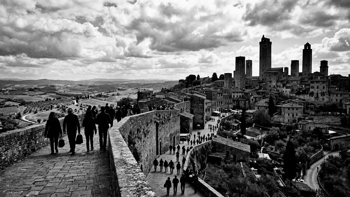 Schwarzweiss-Reportage vom Wahrzeichen Turme von San Gimignano in San Gimignano, Italien