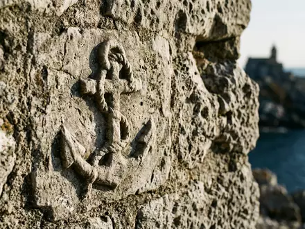 Extreme Makroaufnahme eines Materialdetails am Wahrzeichen Portovenere in Portovenere Italien, taktile Struktur und weiches Seitenlicht - Foto: THN