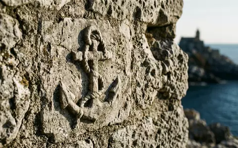 Extreme Makroaufnahme eines Materialdetails am Wahrzeichen Portovenere in Portovenere Italien, taktile Struktur und weiches Seitenlicht - Foto: THN