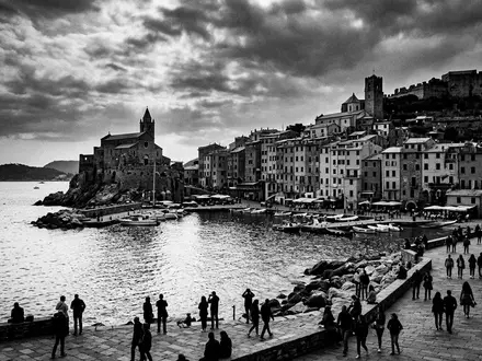 Schwarzweiss-Reportagebild vom Wahrzeichen Portovenere in Portovenere Italien, dokumentarische Reisefotografie mit starken Kontrasten - Foto: THN