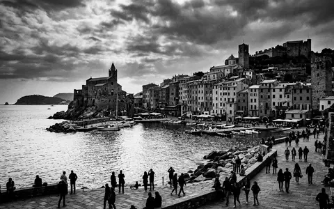 Schwarzweiss-Reportagebild vom Wahrzeichen Portovenere in Portovenere Italien, dokumentarische Reisefotografie mit starken Kontrasten - Foto: THN