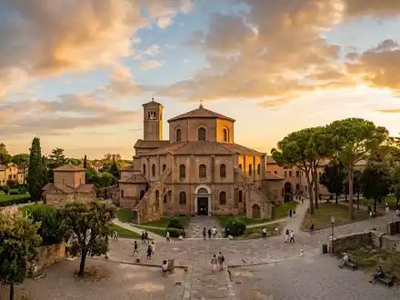 Fotorealistische Panoramaaufnahme von Mosaiken von Ravenna in Ravenna Italien, warmes Abendlicht auf Wahrzeichen - Foto: THN