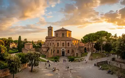 Fotorealistische Panoramaaufnahme von Mosaiken von Ravenna in Ravenna Italien, warmes Abendlicht auf Wahrzeichen - Foto: THN