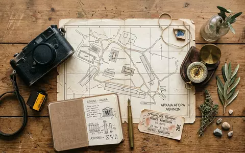 Flatlay-Reise-Arrangement rund um Antike Agora Athen in Athen Griechenland, Karte Kompass Kamera und generische Reiserequisiten - Foto: THN