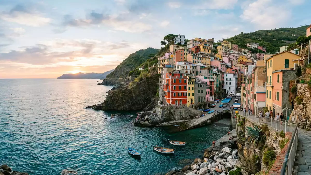 Editorial-Reisemagazinbild vom Wahrzeichen Aussichtspunkt Manarola in Manarola, Italien