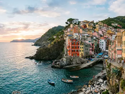Editorialbild im Reisemagazin-Stil vom Wahrzeichen Aussichtspunkt Manarola in Manarola Italien, ausgewogene Bildgestaltung und natuerliches Umgebungslicht - Foto: THN