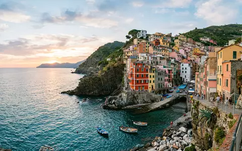 Editorialbild im Reisemagazin-Stil vom Wahrzeichen Aussichtspunkt Manarola in Manarola Italien, ausgewogene Bildgestaltung und natuerliches Umgebungslicht - Foto: THN