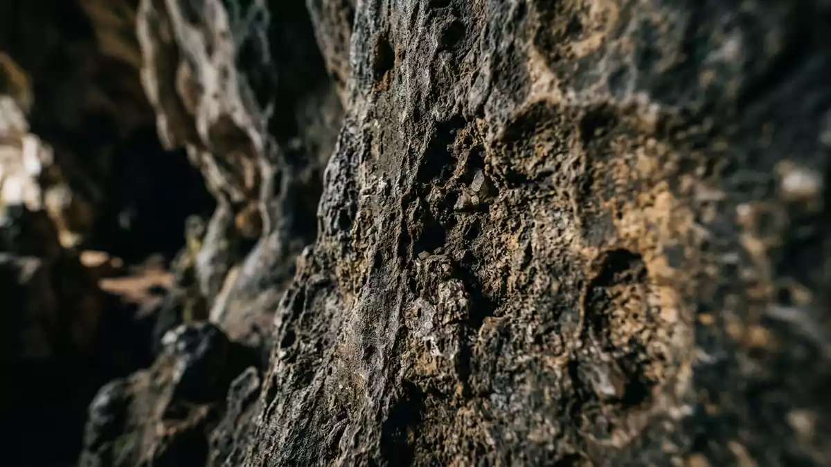 Makroaufnahme eines Materialdetails am Wahrzeichen Ogbunike-Hohlen, Ogbunike Nigeria