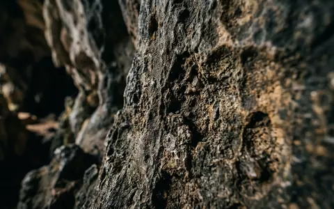 Extreme Makroaufnahme eines Materialdetails am Wahrzeichen Ogbunike-Hohlen in Ogbunike Nigeria, taktile Struktur und weiches Seitenlicht - Foto: THN