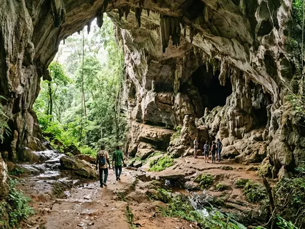 Editorialbild im Reisemagazin-Stil vom Wahrzeichen Ogbunike-Hohlen in Ogbunike Nigeria, ausgewogene Bildgestaltung und natuerliches Umgebungslicht - Foto: THN