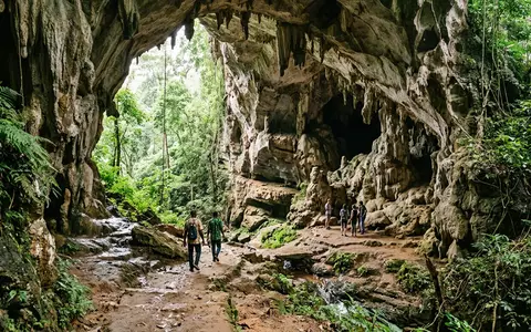 Editorialbild im Reisemagazin-Stil vom Wahrzeichen Ogbunike-Hohlen in Ogbunike Nigeria, ausgewogene Bildgestaltung und natuerliches Umgebungslicht - Foto: THN