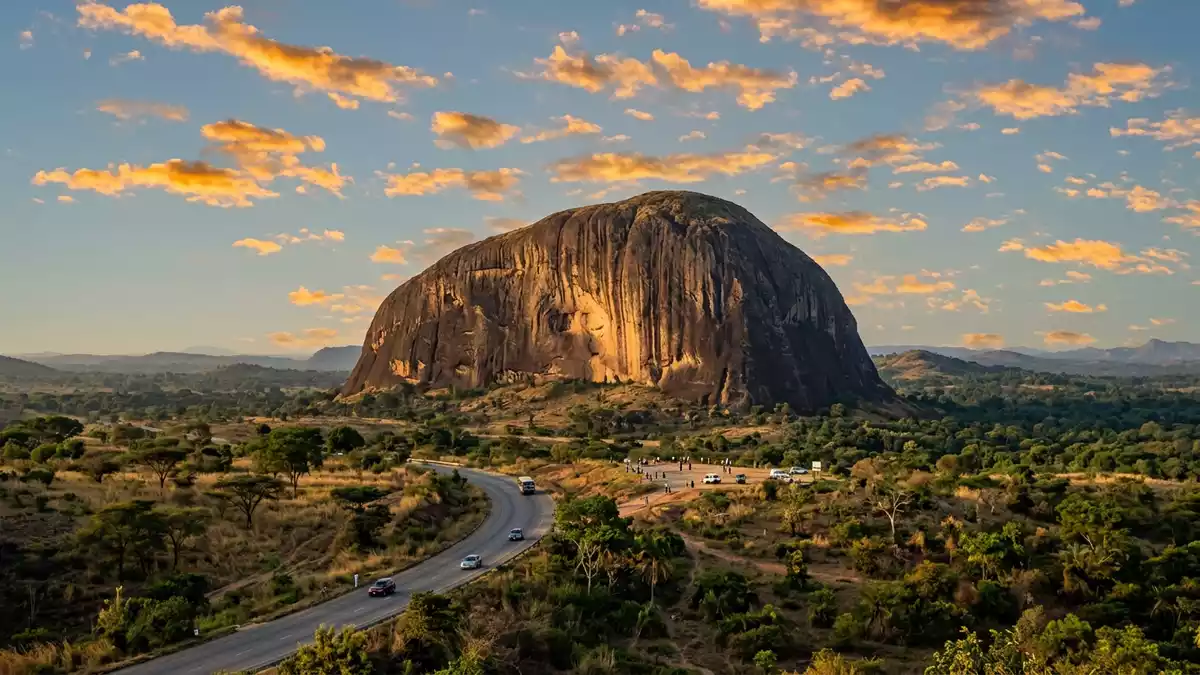 Fotorealistische Ansicht von Zuma Rock in Abuja, Nigeria im Abendlicht