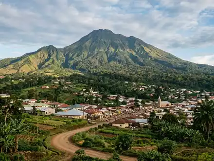 Editorialbild im Reisemagazin-Stil vom Wahrzeichen Mount Cameroon in Buea Kamerun, ausgewogene Bildgestaltung und natuerliches Umgebungslicht - Foto: THN