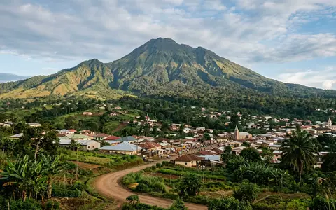 Editorialbild im Reisemagazin-Stil vom Wahrzeichen Mount Cameroon in Buea Kamerun, ausgewogene Bildgestaltung und natuerliches Umgebungslicht - Foto: THN