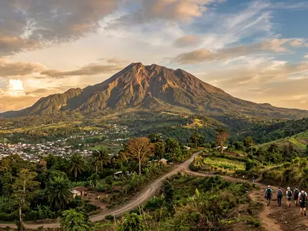 Fotorealistische Panoramaaufnahme von Mount Cameroon in Buea Kamerun, warmes Abendlicht auf Wahrzeichen - Foto: THN