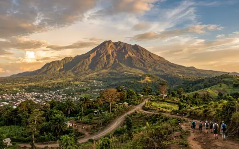 Fotorealistische Panoramaaufnahme von Mount Cameroon in Buea Kamerun, warmes Abendlicht auf Wahrzeichen - Foto: THN
