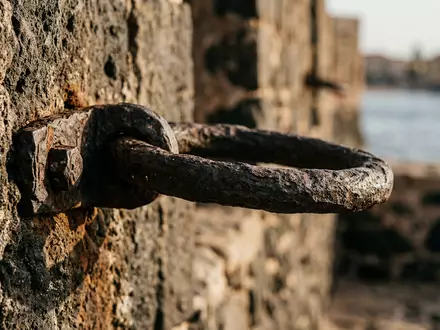 Extreme Makroaufnahme eines Materialdetails am Wahrzeichen Goree-Insel in Dakar Senegal, taktile Struktur und weiches Seitenlicht - Foto: THN