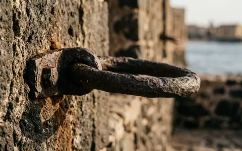 Extreme Makroaufnahme eines Materialdetails am Wahrzeichen Goree-Insel in Dakar Senegal, taktile Struktur und weiches Seitenlicht - Foto: THN