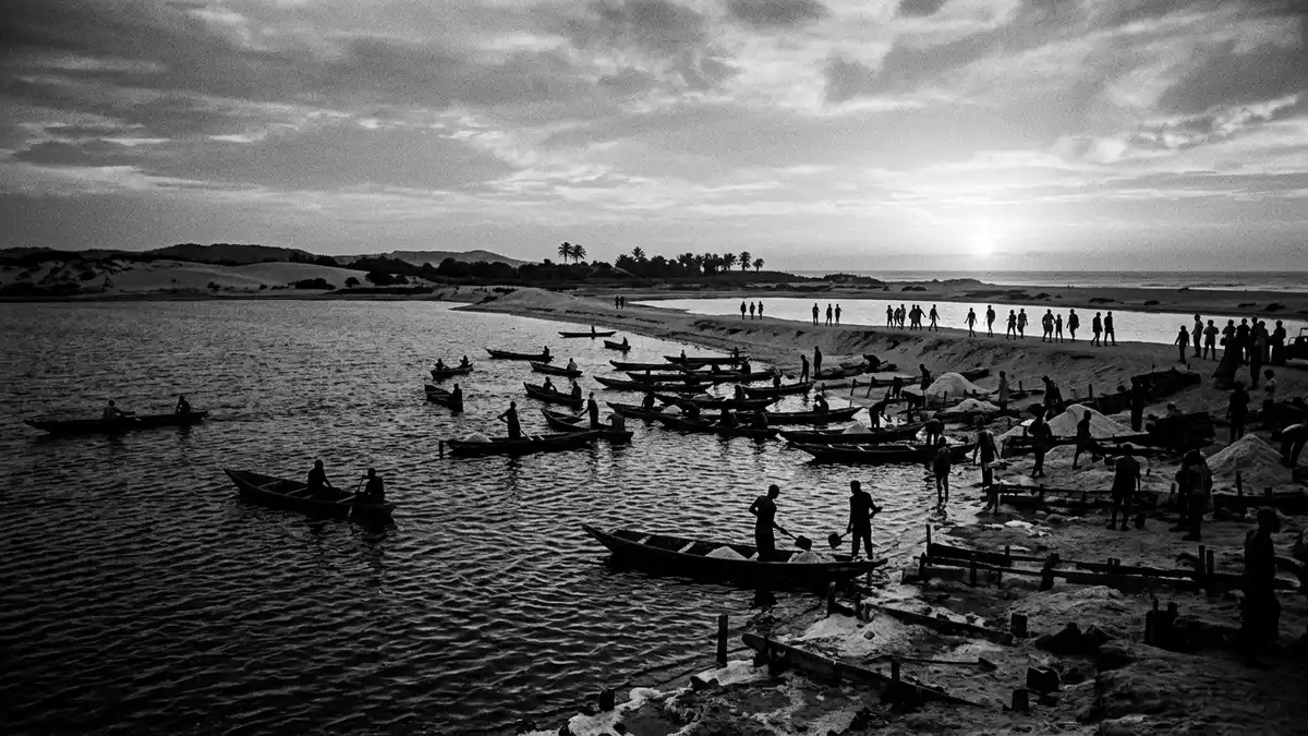 Schwarzweiss-Reportage vom Wahrzeichen Lac Rose in Dakar, Senegal