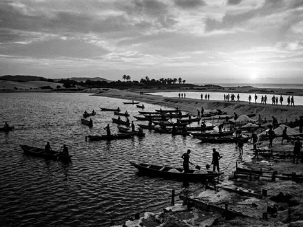 Schwarzweiss-Reportagebild vom Wahrzeichen Lac Rose in Dakar Senegal, dokumentarische Reisefotografie mit starken Kontrasten - Foto: THN