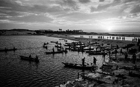 Schwarzweiss-Reportagebild vom Wahrzeichen Lac Rose in Dakar Senegal, dokumentarische Reisefotografie mit starken Kontrasten - Foto: THN