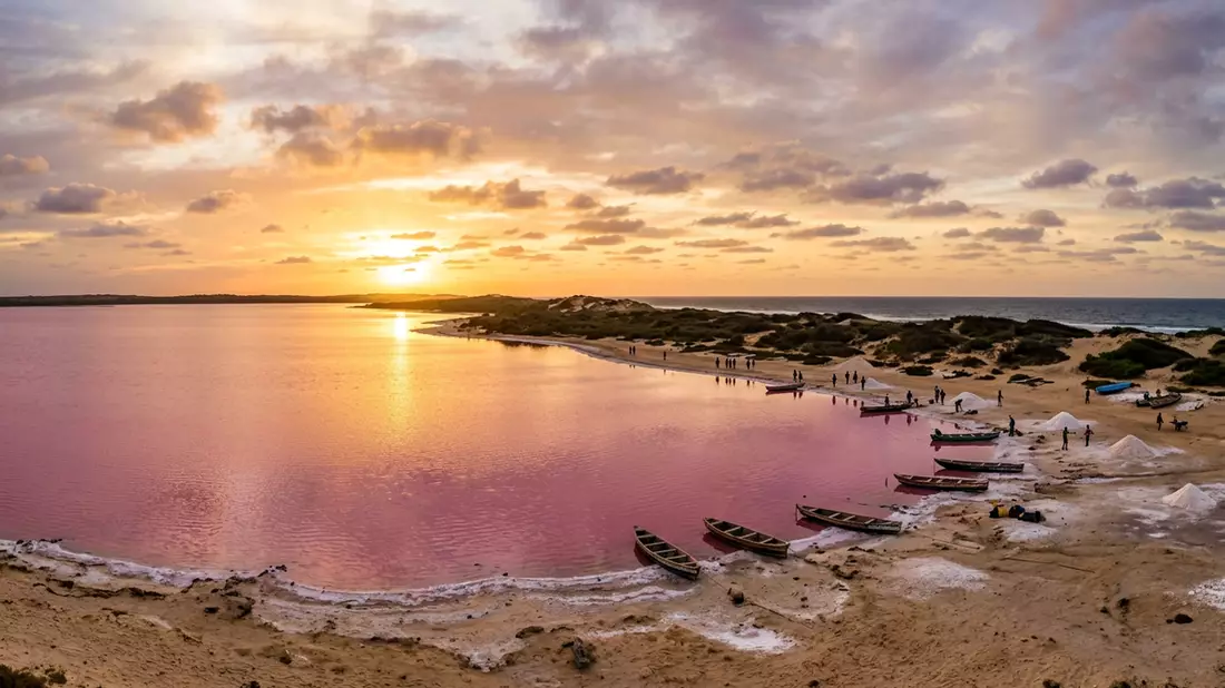 Fotorealistische Ansicht von Lac Rose in Dakar, Senegal im Abendlicht