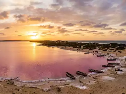 Fotorealistische Panoramaaufnahme von Lac Rose in Dakar Senegal, warmes Abendlicht auf Wahrzeichen - Foto: THN