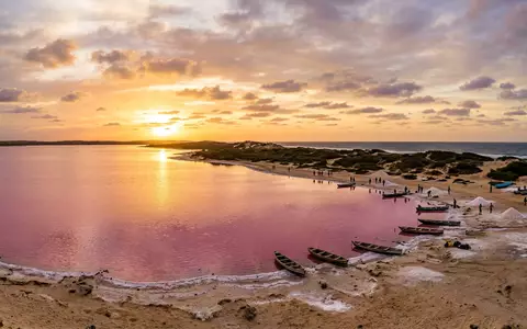 Fotorealistische Panoramaaufnahme von Lac Rose in Dakar Senegal, warmes Abendlicht auf Wahrzeichen - Foto: THN