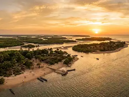 Fotorealistische Panoramaaufnahme von Bijagos-Archipel in Bissau Guinea-Bissau, warmes Abendlicht auf Wahrzeichen im Reisemotiv - Foto: THN