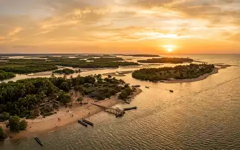 Fotorealistische Panoramaaufnahme von Bijagos-Archipel in Bissau Guinea-Bissau, warmes Abendlicht auf Wahrzeichen im Reisemotiv - Foto: THN