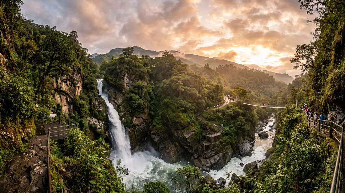 Fotorealistische Ansicht von Teufelspforte Banos in Banos, Ecuador im Abendlicht