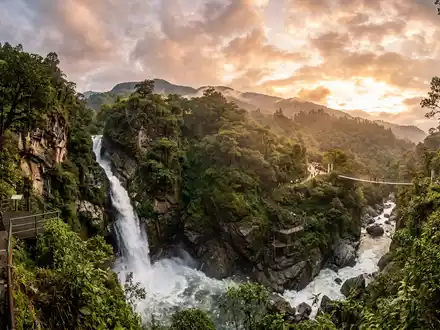 Fotorealistische Panoramaaufnahme von Teufelspforte Banos in Banos Ecuador, warmes Abendlicht auf Wahrzeichen - Foto: THN