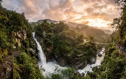 Fotorealistische Panoramaaufnahme von Teufelspforte Banos in Banos Ecuador, warmes Abendlicht auf Wahrzeichen - Foto: THN
