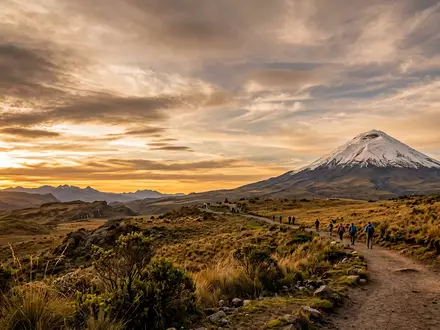 Fotorealistische Panoramaaufnahme von Cotopaxi-Nationalpark in Latacunga Ecuador, warmes Abendlicht auf Wahrzeichen im Reisemotiv - Foto: THN