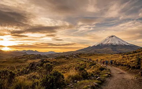 Fotorealistische Panoramaaufnahme von Cotopaxi-Nationalpark in Latacunga Ecuador, warmes Abendlicht auf Wahrzeichen im Reisemotiv - Foto: THN