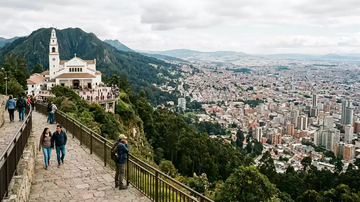 Editorial-Reisemagazinbild vom Wahrzeichen Monserrate Bogota in Bogota, Kolumbien