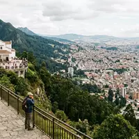 Editorialbild im Reisemagazin-Stil vom Wahrzeichen Monserrate Bogota in Bogota Kolumbien, ausgewogene Bildgestaltung und natuerliches Umgebungslicht - Foto: THN