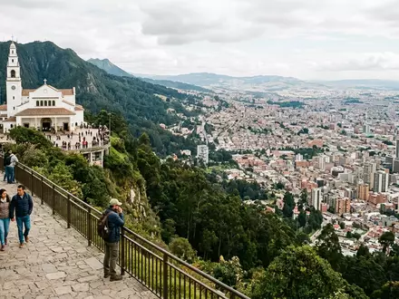 Editorialbild im Reisemagazin-Stil vom Wahrzeichen Monserrate Bogota in Bogota Kolumbien, ausgewogene Bildgestaltung und natuerliches Umgebungslicht - Foto: THN
