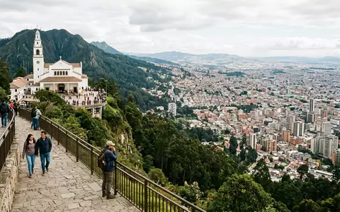 Editorialbild im Reisemagazin-Stil vom Wahrzeichen Monserrate Bogota in Bogota Kolumbien, ausgewogene Bildgestaltung und natuerliches Umgebungslicht - Foto: THN