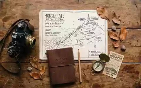 Flatlay-Reise-Arrangement rund um Monserrate Bogota in Bogota Kolumbien, Karte Kompass Kamera und generische Reiserequisiten - Foto: THN