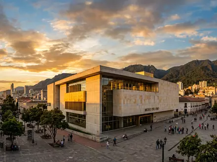 Fotorealistische Panoramaaufnahme von Goldmuseum Bogota in Bogota Kolumbien, warmes Abendlicht auf Wahrzeichen - Foto: THN