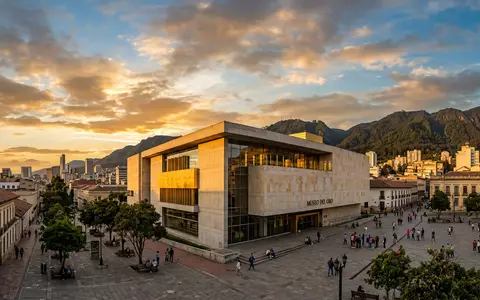 Fotorealistische Panoramaaufnahme von Goldmuseum Bogota in Bogota Kolumbien, warmes Abendlicht auf Wahrzeichen - Foto: THN
