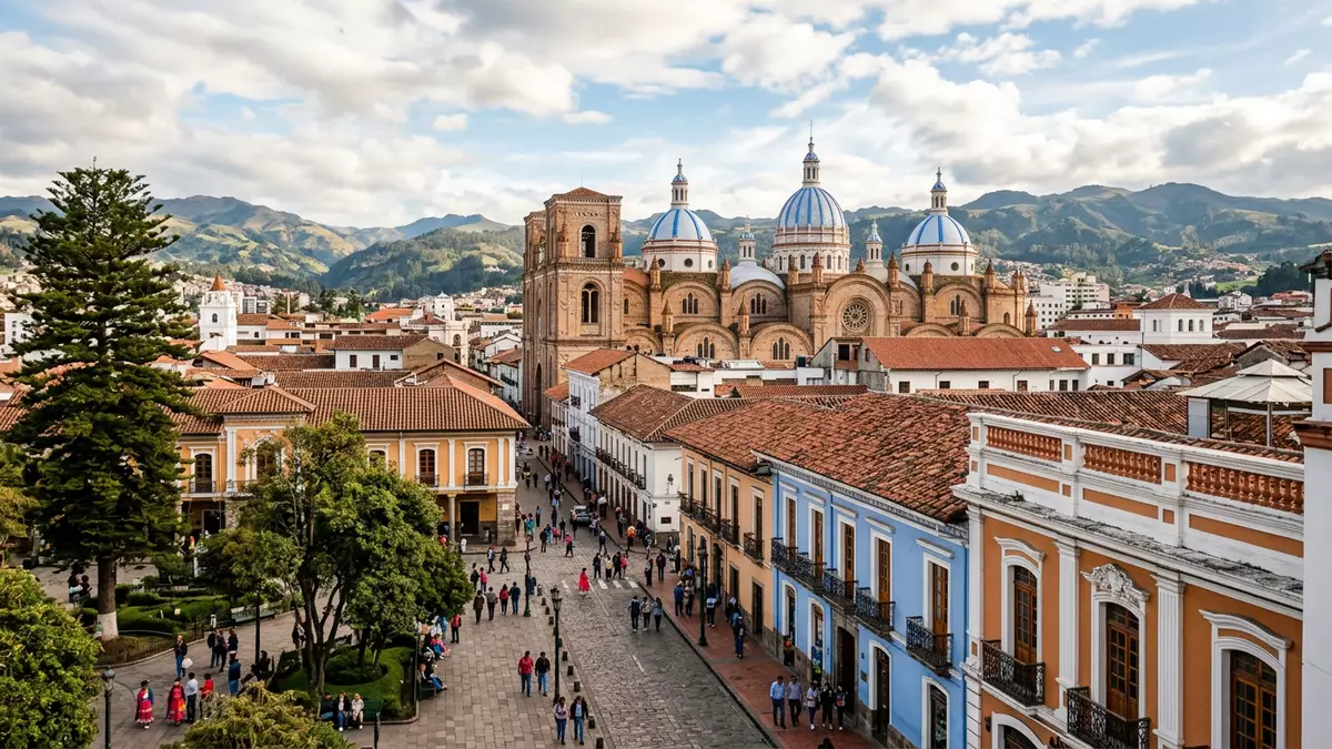 Editorial-Reisemagazinbild vom Wahrzeichen Cuenca Altstadt in Cuenca, Ecuador