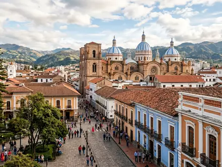 Editorialbild im Reisemagazin-Stil vom Wahrzeichen Cuenca Altstadt in Cuenca Ecuador, ausgewogene Bildgestaltung und natuerliches Umgebungslicht - Foto: THN