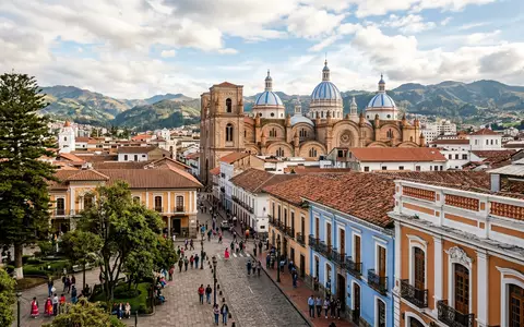 Editorialbild im Reisemagazin-Stil vom Wahrzeichen Cuenca Altstadt in Cuenca Ecuador, ausgewogene Bildgestaltung und natuerliches Umgebungslicht - Foto: THN