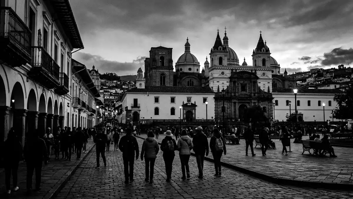 Schwarzweiss-Reportage vom Wahrzeichen Cuenca Altstadt in Cuenca, Ecuador