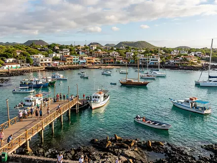 Editorialbild im Reisemagazin-Stil vom Wahrzeichen Galapagos-Inseln in Puerto Ayora Ecuador, ausgewogene Bildgestaltung und natuerliches Umgebungslicht - Foto: THN